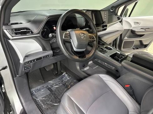 Used 2021 Toyota Sienna XSE FWD image 16