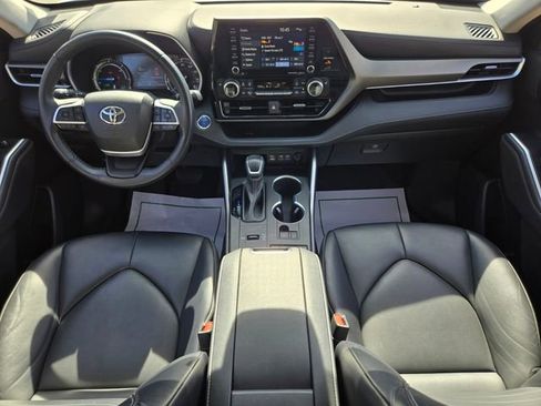 Used 2022 Toyota Highlander XLE AWD/4WD image 16