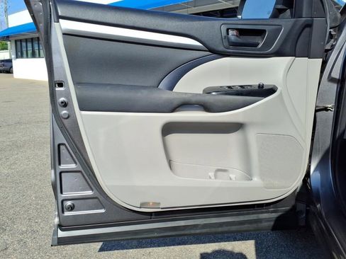 Used 2014 Toyota Highlander LE AWD/4WD image 9
