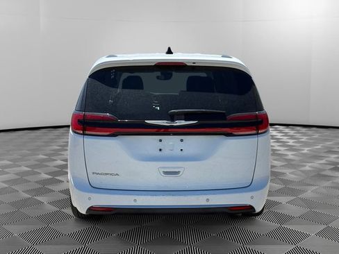 Used 2023 Chrysler Pacifica Touring-L FWD image 4