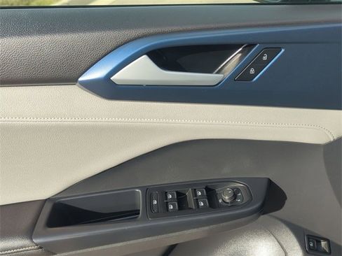 Used 2024 Volkswagen Taos SE image 13