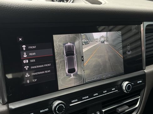 Certified 2021 Porsche Macan image 11