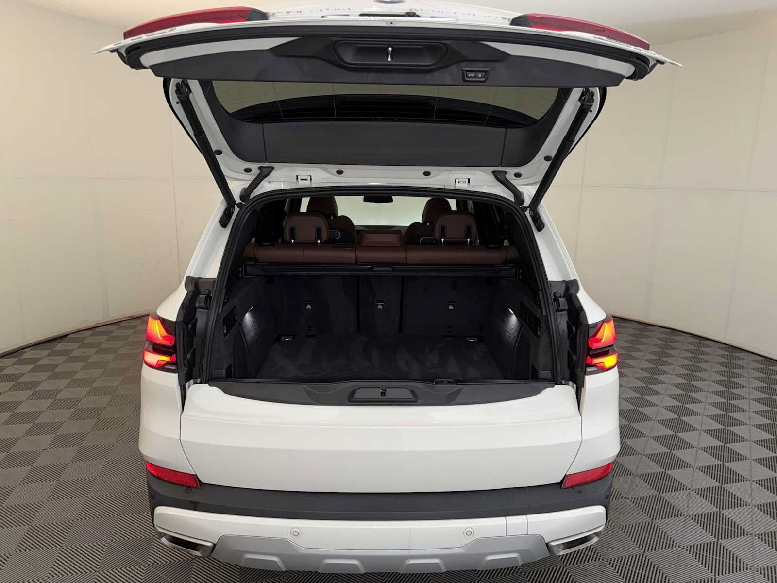 Used 2024 BMW X5 xDrive40i w/ Parking Assistance Package AWD/4WD image 22