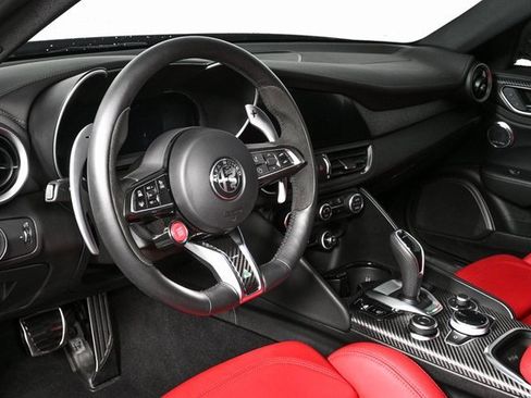 Used 2024 Alfa Romeo Giulia Quadrifoglio image 9