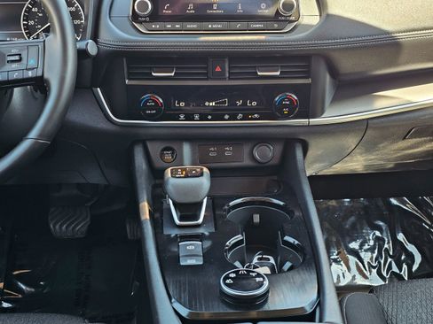 Used 2025 Nissan Rogue SV image 26