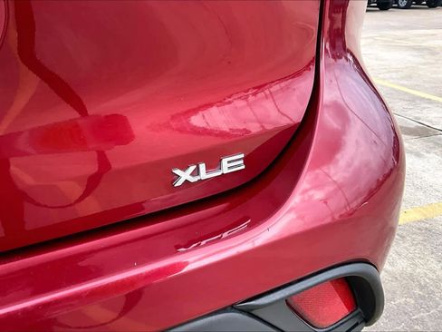 Used 2021 Toyota Highlander XLE image 9