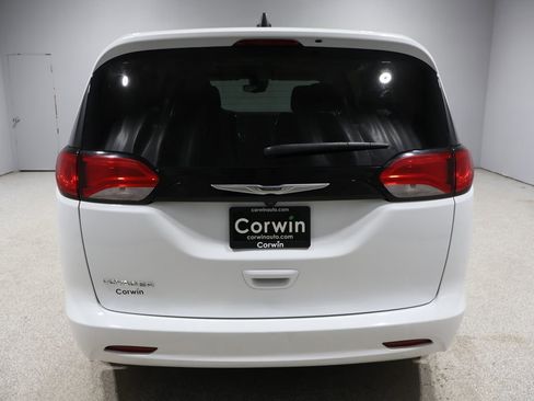 Used 2023 Chrysler Voyager LX image 3