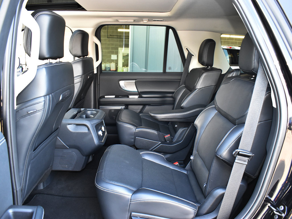 Used 2025 Ford Expedition Platinum AWD/4WD image 6