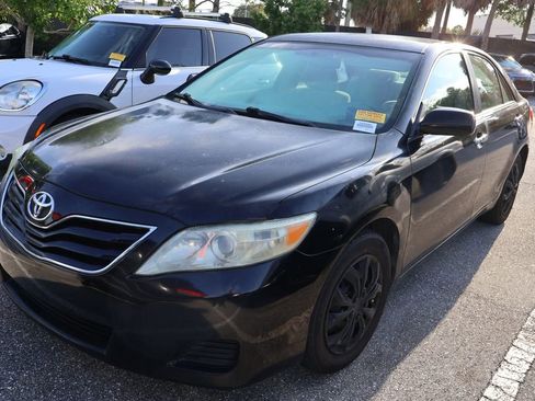 Used 2010 Toyota Camry LE image 2