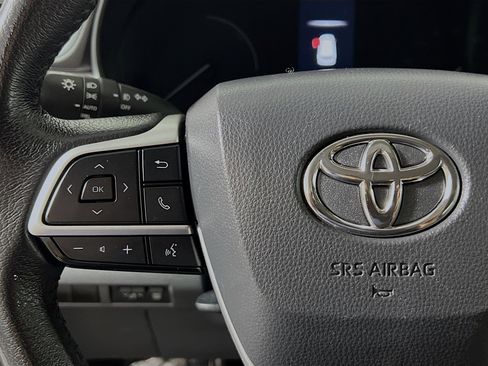 Used 2024 Toyota Sienna XLE image 19