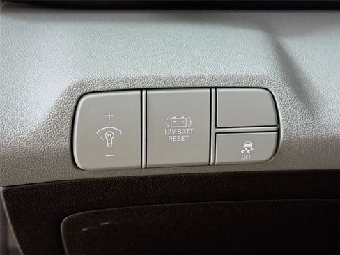 Used 2025 Hyundai Elantra Limited FWD image 14