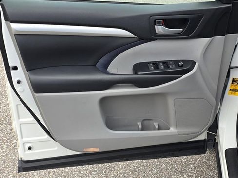 Used 2019 Toyota Highlander XLE image 36