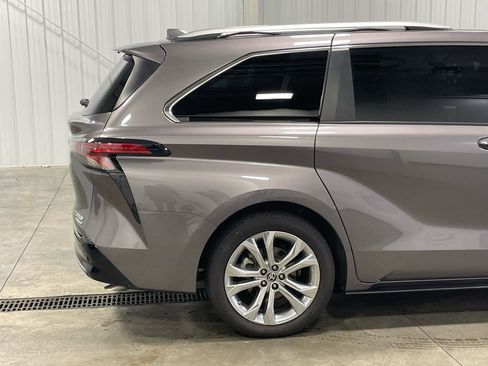 Used 2021 Toyota Sienna Platinum image 18