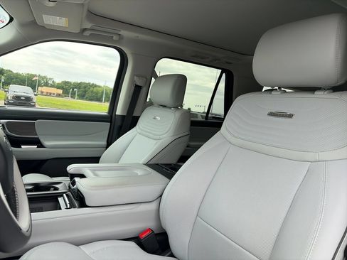 Used 2025 Ford Expedition Max Platinum w/ Platinum Ultimate Package AWD/4WD image 19