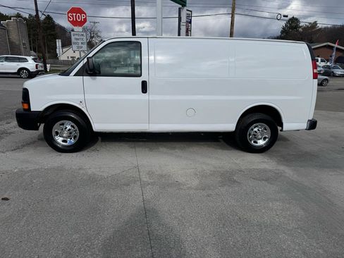 Used 2011 Chevrolet Express 2500 image 2