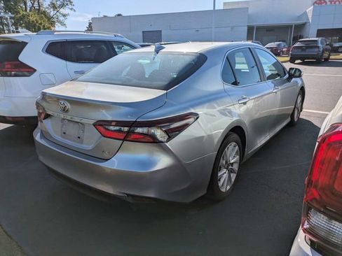 Used 2021 Toyota Camry LE image 3