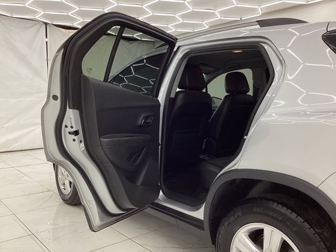 Used 2018 Chevrolet Trax LT w/ LT Convenience Package image 22