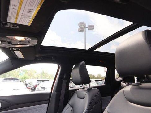 Used 2025 Jeep Compass Latitude w/ Sun & Sound Group AWD/4WD image 8