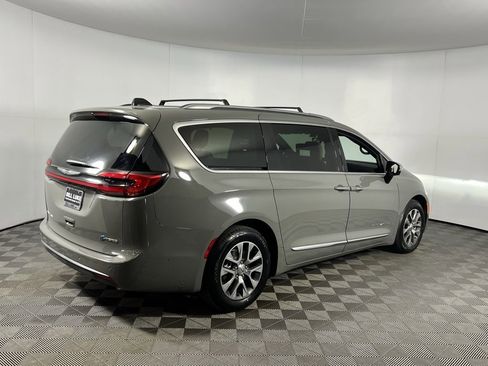 Used 2023 Chrysler Pacifica Pinnacle image 5