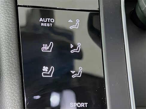 New 2026 Porsche Macan image 23