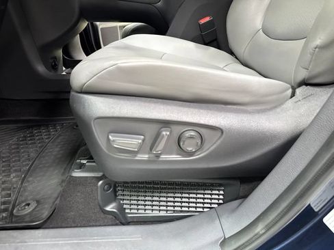 Used 2021 Toyota Sienna XLE AWD/4WD image 7