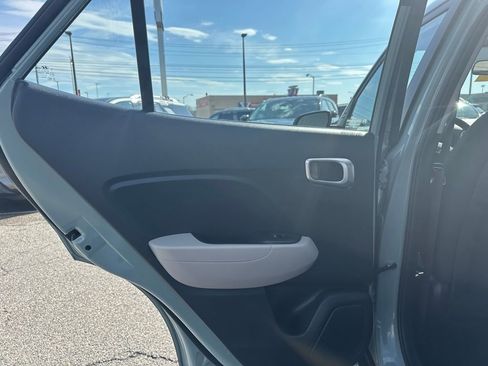 Used 2025 Hyundai Venue SEL image 9