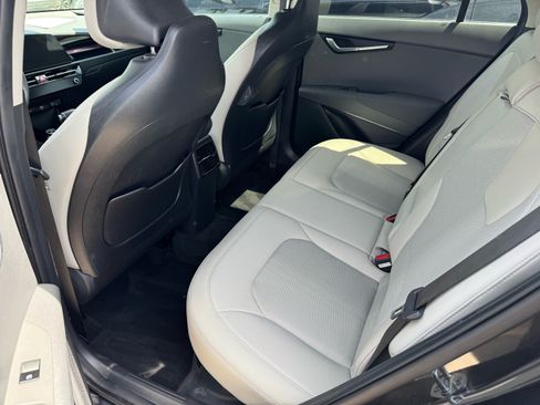 Certified 2024 Kia Niro EX Touring FWD image 8