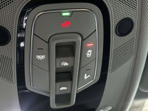 Used 2022 Audi Q8 Premium image 30