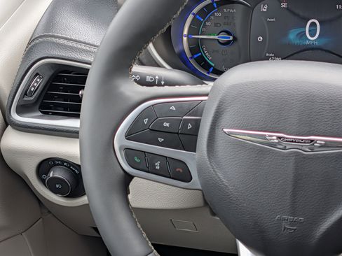 Used 2024 Chrysler Pacifica Limited FWD image 22