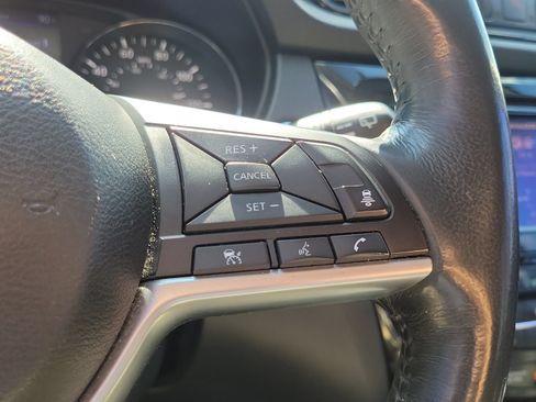 Used 2018 Nissan Rogue SV w/ Premium Package FWD image 25