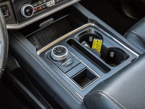 Used 2024 Ford Expedition XLT image 27