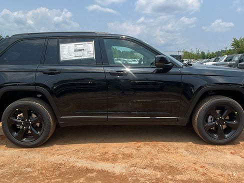 New 2025 Jeep Grand Cherokee 4WD image 7