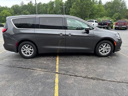 Used 2023 Chrysler Pacifica Touring-L FWD image 4