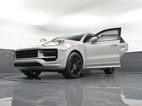 Certified 2025 Porsche Cayenne GTS AWD/4WD image 39