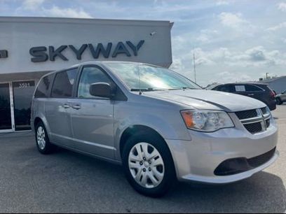 Used 2018 Dodge Grand Caravan SE w/ UConnect Hands-Free Group