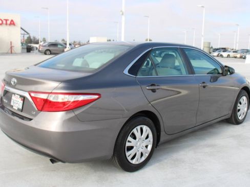 Used 2016 Toyota Camry LE image 3