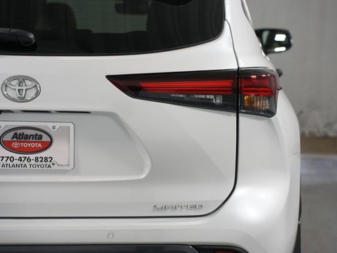 Used 2024 Toyota Highlander Limited image 10