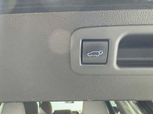 Used 2021 Toyota Highlander LE FWD image 34