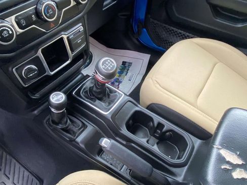 Used 2021 Jeep Gladiator Sport image 16