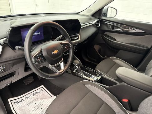 Used 2024 Chevrolet TrailBlazer LT w/ Convenience Package AWD/4WD image 9