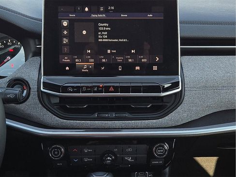 Used 2024 Jeep Compass Latitude image 11