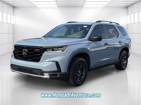 Certified 2025 Honda Pilot TrailSport image 3