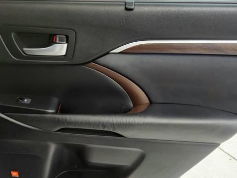 Used 2015 Toyota Highlander Limited Platinum FWD image 45