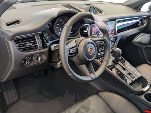 Used 2025 Porsche Macan image 4