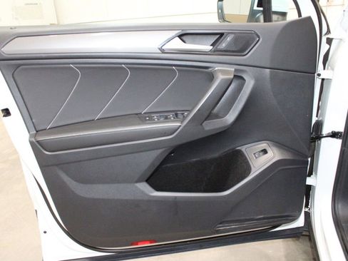 Used 2022 Volkswagen Tiguan SE image 13