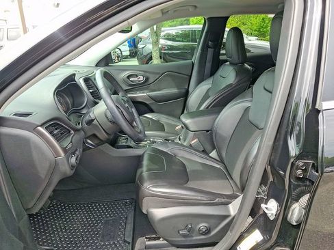 Used 2019 Jeep Cherokee Latitude Plus w/ Comfort/Convenience Group FWD image 10