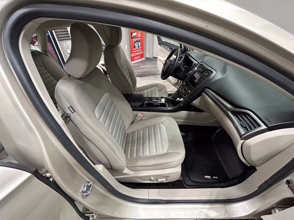 Used 2017 Ford Fusion SE FWD image 35