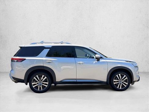 Used 2022 Nissan Pathfinder Platinum w/ Cargo Package AWD/4WD image 4
