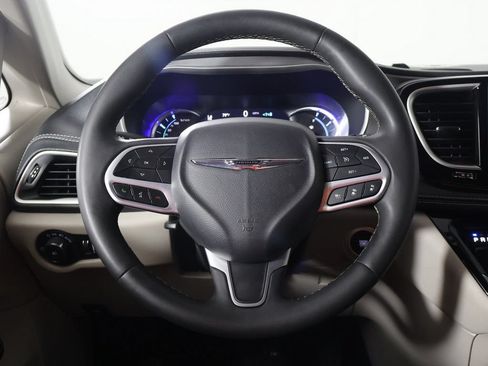 Used 2023 Chrysler Pacifica Touring-L FWD image 35