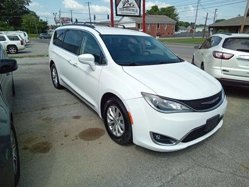 Used 2017 Chrysler Pacifica Touring-L image 2